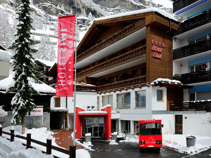Hundehotel - Sauna - Zermatt - Eingang Winter - Hotel Simi