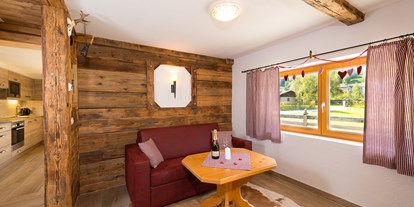 Hundehotel - Schwerpunkt: exklusive Unterkunft - Wohnraum mit Couch im Birnbaum Chalet Frauenkogel - Birnbaum Chalets