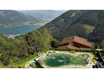 Hundehotel - Wellnessbereich - Bad Gastein - Bio Schwimmteich mit herrlichen Blick auf den Zeller See und die umliegende Bergkulisse - Berghotel Jaga Alm 