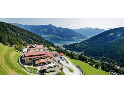 Hundehotel - Umgebungsschwerpunkt: See - Maishofen - Lage Hotel mit Aussicht auf den See - Berghotel Jaga Alm 