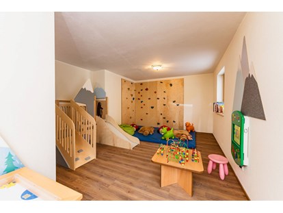 Hundehotel - Rauris - Spielraum für Kinder
Kletterwand, Spielcomputer, Kletterturm etc. - Berghotel Jaga Alm 