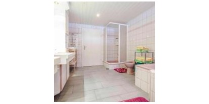 Hundehotel - Umgebungsschwerpunkt: See - Bad Aussee - Großes Badezimmer mit Doppelwaschtisch, Badewanne, Dusche und BD  - Haus Tauplitz