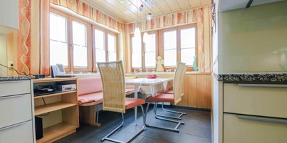 Hundehotel - WLAN - Altaussee - Küche mit kleinen Esstisch bis 6 Personen  - Haus Tauplitz