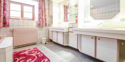 Hundehotel - barrierefrei - Tauplitz - Großes Badezimmer mit Doppelwaschtisch, Badewanne, Dusche und BD  - Haus Tauplitz