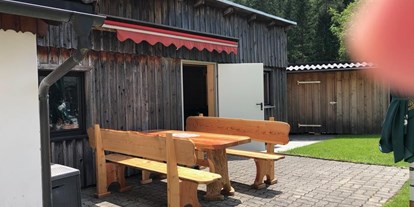 Hundehotel - Umgebungsschwerpunkt: Berg - Steiermark - Großer eingezäunter Garten mit viel Sitz- und Liegemöglichkeit  - Haus Tauplitz