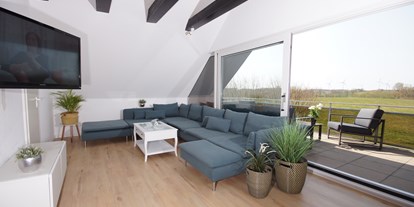Hundehotel - Pool - Wohnzimmer mit Balkon OG - Ferienhaus Wiesenblick