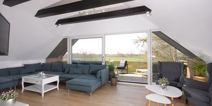 Hundehotel - Rezeption - Wohnzimmer mit Balkon OG - Ferienhaus Wiesenblick