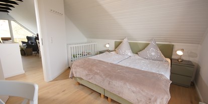 Hundehotel - Innenpool - Schlafzimmer mit Babybett OG - Ferienhaus Wiesenblick