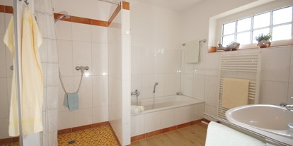 Hundehotel - Reinigung - Badezimmer mit Dusche und Badewanne EG - Ferienhaus Wiesenblick