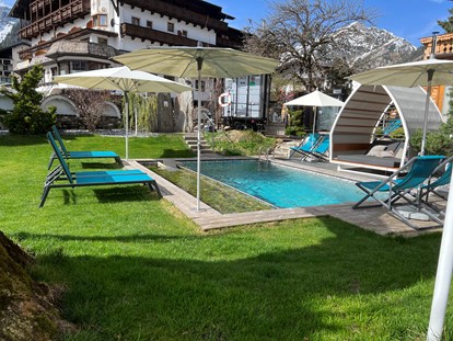 Hundehotel - Hundewiese: nicht eingezäunt - Tirol - Toller Natur Pool  - Alpenhotel Tyrol - 4* Adults Only Hotel am Achensee