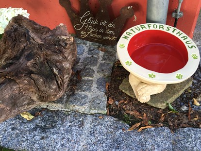 Hundehotel - Hund im Restaurant erlaubt - Kärnten - Näpfe vor dem Haus - Naturforsthaus 