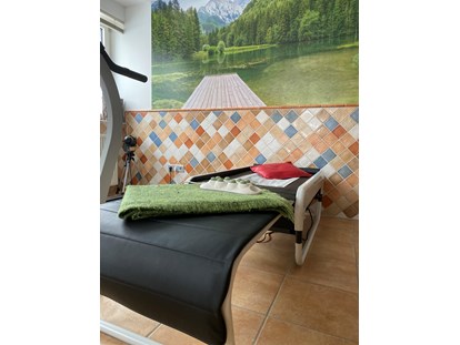 Hundehotel - Lavanttal - Jadestein-Massageliege in der Ferienwohnung - Naturforsthaus 