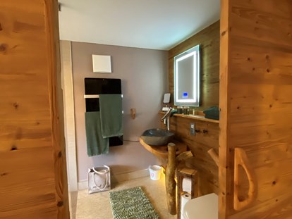 Hundehotel - Preitenegg - Badezimmer im großen Schlafzimmer der Ferienwohnung - Naturforsthaus 
