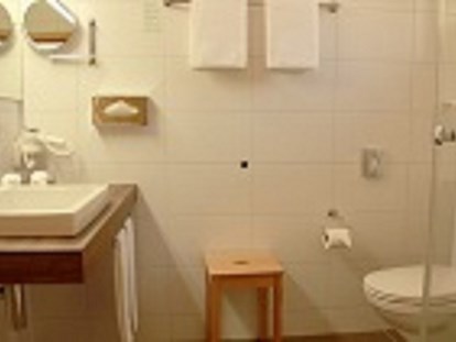 Hundehotel - Unterkunftsart: Pension - Schweiz - Badezimmer in allen Zimmer - Chalet-Gafri BnB - traditionelle Frühstückspension 