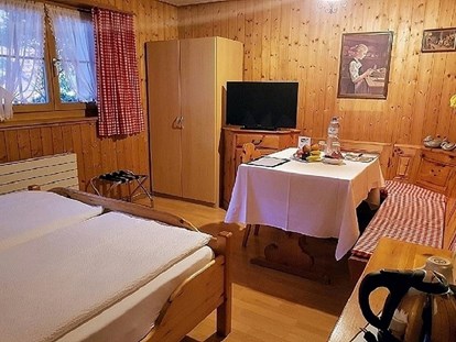 Hundehotel - Unterkunftsart: Chalets - Berner Oberland - Das kleine Doppelzimmer im Nebenhaus - Chalet-Gafri BnB - traditionelle Frühstückspension 