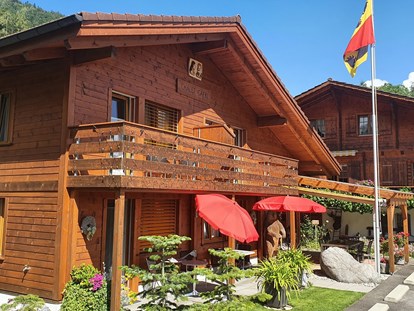 Hundehotel - Umgebungsschwerpunkt: See - Berner Oberland - Aussenansicht im Sommer - Chalet-Gafri BnB - traditionelle Frühstückspension 
