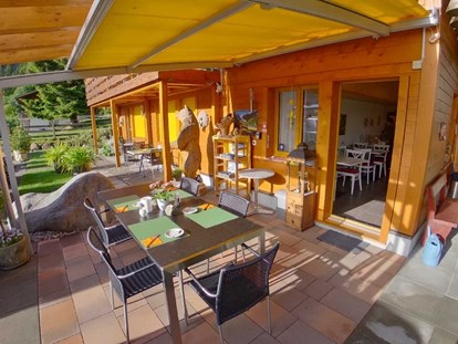 Hundehotel - Verpflegung: Frühstück - Schweiz - Gedeckte Terrasse - tolles Frühstück auf drassen im Sommer - Chalet-Gafri BnB - traditionelle Frühstückspension 