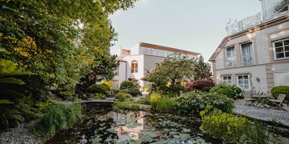 Hundehotel - Pools: Schwimmteich - Steiermark - Das Garten-Hotel Ochensberger ist eine echte grüne Oase mitten in der Oststeiermark - üppige  Natur und viel Freiraum auf über 7500m² versprechen eine naturnahe Auszeit - Garten-Hotel Ochensberger