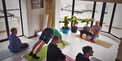 Hundehotel - Halbpension - Lichtdurchflutete Gemeinschaftsräume laden z.B. zu einer entspannenden Yoga Session ein. - Slide Surfcamp