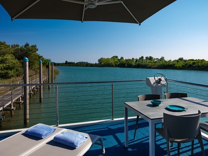 Hundehotel - Unterkunftsart: Chalets - Friaul-Julisch Venetien - Blick vom Houseboat - Marina Azzurra Resort