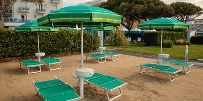 Hundehotel - Wellnessbereich - Venetien - Den vierbeinigen Freunden stellt das Hotel zur Verfügung einen eigenen, extra ausgestatteten kleinen abgegrenzten Strandbereich für Gäste mit Tieren (ohne direkten Zugang zum Meer, auf dem Grundstück des Hotels). - Hotel Croce di Malta