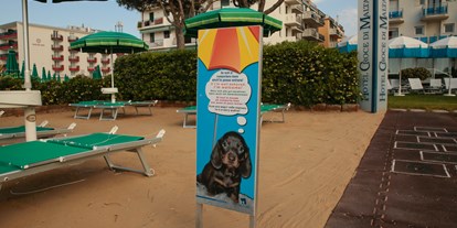 Hundehotel - Doggies: 2 Doggies - Venedig - Den vierbeinigen Freunden stellt das Hotel zur Verfügung einen eigenen, extra ausgestatteten kleinen abgegrenzten Strandbereich für Gäste mit Tieren (ohne direkten Zugang zum Meer, auf dem Grundstück des Hotels). - Hotel Croce di Malta
