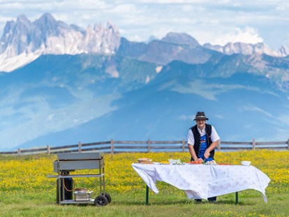 Hundehotel - Ladestation Elektroauto - Dorf Tirol - Juniorchef Walter beim wöchentlichen Grillen auf der Alm - Sonnenhotel Adler Nature Spa Adults only