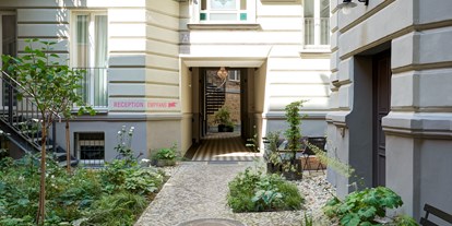 Hundehotel - WLAN - Berlin - Gorki Apartment Innenhof - Weinbergsweg 25 - 10119 Berlin  - Gorki Apartments