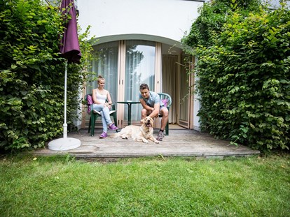 Hundehotel - Trink-/Fressnapf: im Zimmer - Oberaichwald - Doppelzimmer mit Terrasse und Garten - Ortners Eschenhof - Alpine Slowness