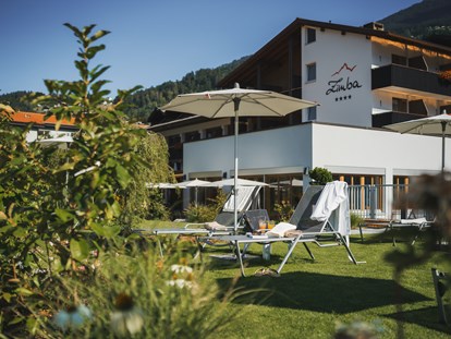 Hundehotel - Wellnessbereich - Lech - Liegewiese mit Aussicht - Hotel Zimba Gmbh + CoKG