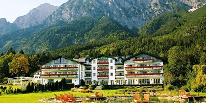 Hundehotel - keine Leinenpflicht im Hotel - Seefeld in Tirol - Genießen Sie die herrliche Ruhe und die einmalige Lage: Gehen Sie bei Sonnenaufgang in unserem Garten spazieren, werden Sie eins mit der Natur und Ihre Sinne werden neu erwachen.  - Alpenhotel Speckbacher Hof GmbH