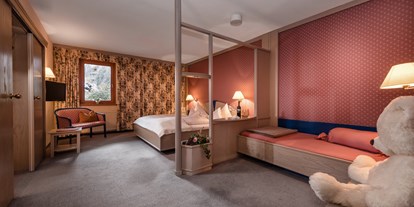 Hundehotel - Kärnten - Schlafzimmer Grande Suite superieur Sterntaler mit 3 Betten - Hotel St. Oswald