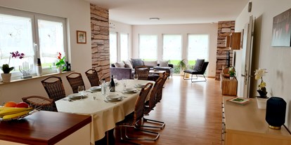 Hundehotel - Schwerpunkt: spezielle Unterkunft - Wohn Essbereich - Monteur- und Ferienwohnung Gästehaus Rhein-Main Ferienwohnung