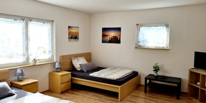 Hundehotel - Zustellbett - Schlafzimmer in Erdgeschoss mit 2 Betten 140x200cm und TV mit Netflix - Monteur- und Ferienwohnung Gästehaus Rhein-Main Ferienwohnung