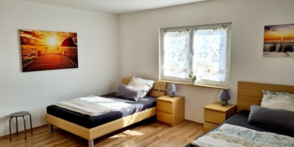 Hundehotel - Zustellbett - Schlafzimmer im Erdgeschoss mit 2 Betten 140x200cm und TV mit Netflix - Monteur- und Ferienwohnung Gästehaus Rhein-Main Ferienwohnung
