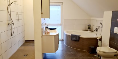 Hundehotel - Unterkunftsart: Appartement - Badezimmer im Obergeschoss - Monteur- und Ferienwohnung Gästehaus Rhein-Main Ferienwohnung