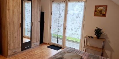 Hundehotel - Schwerpunkt: exklusive Unterkunft - Schlafzimmer Obergeschoss mit Balkon, TV mit Netflix (Doppelbett 180x200cm oder 2 Einzelbetten 90x200cm) - Monteur- und Ferienwohnung Gästehaus Rhein-Main Ferienwohnung