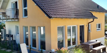 Hundehotel - Badewanne und Dusche - Außenansicht mit Terrasse  - Monteur- und Ferienwohnung Gästehaus Rhein-Main Ferienwohnung