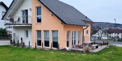 Hundehotel - Unterkunftsart: Appartement - Aussenansicht mit Terrasse und Garten  - Monteur- und Ferienwohnung Gästehaus Rhein-Main Ferienwohnung