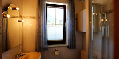 Hundehotel - Badewanne und Dusche - Bad/WC - Appartement Mama