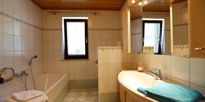 Hundehotel - Badewanne und Dusche - Bad - Appartement Mama