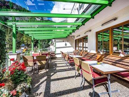 Hundehotel - Hund im Restaurant erlaubt - Zillertal - Terrasse im Vierjahreszeiten - Hotel Vierjahreszeiten