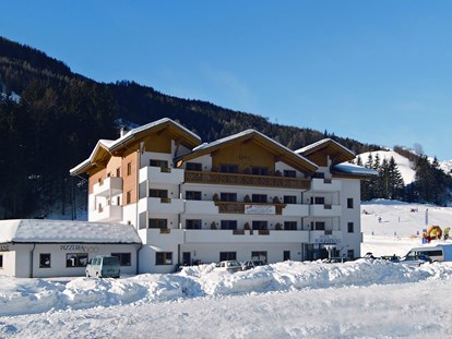 Hundehotel - Hund im Restaurant erlaubt - Dorf Tirol - Hotel Winter - Hotel Bergkristall
