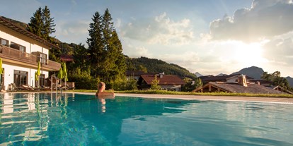 Hundehotel - Pools: Innenpool - Allgäu - Alpin Chalets Panoramahotel - Alpin Chalets Panoramahotel Oberjoch