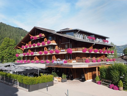 Hundehotel - Umgebungsschwerpunkt: Berg - Schweiz - Hotel im Sommer - Arc-en-ciel Gstaad