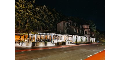 Hundehotel - Medebach - Hotelansicht bei Nacht - Schlosshotel Brilon-Wald