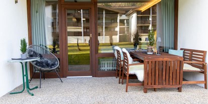 Hundehotel - Unterkunftsart: Appartement - Terrasse mit Gartenzugang - Ferienwohnung Mitterer Schlosspark Grubhof