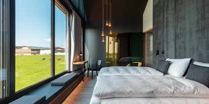 Hundehotel - Unterkunftsart: Pension - Schweiz - Dunkles Holzzimmer mit Doppelbett - Macardo Premium B&B