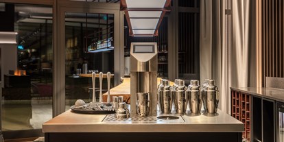 Hundehotel - barrierefrei - Weissbad - Macardo Honesty Bar & Cigar Lounge - Bartender Roboter - Macardo Premium B&B