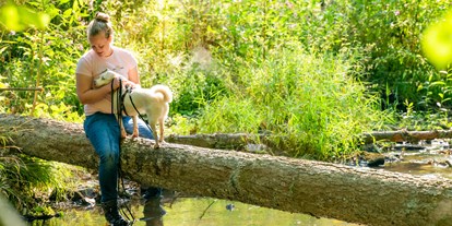 Hundehotel - Hund im Restaurant erlaubt - Saarland - Hundetrainerin Anna Keller von der Hundeschule AmiCanis und Hündin Greta freuen sich auf Ihren Besuch - Landhaus Wern's Mühle 